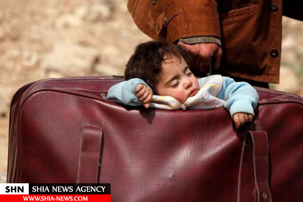 خواب کودک آواره سوری در چمدان