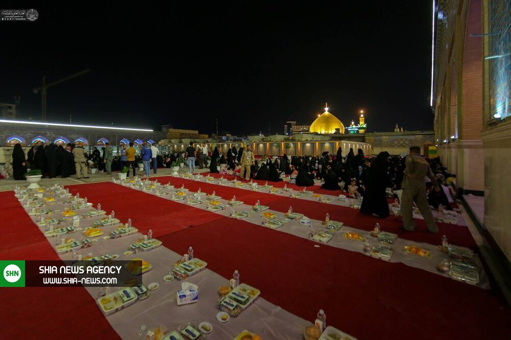 تصاویر/ اطعام زائران در شب میلاد پیامبر اعظم (ص) در صحن حضرت فاطمه (س)