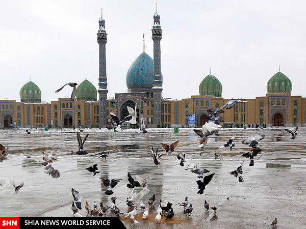 حال و هوای زائران مسجد جمکران در روزی بارانی + تصویر