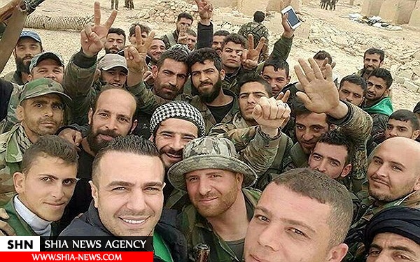 تصویر/ سلفی سربازان ارتش سوریه پس از فتح شهر باستانی پالمیرا از اشغال داعش