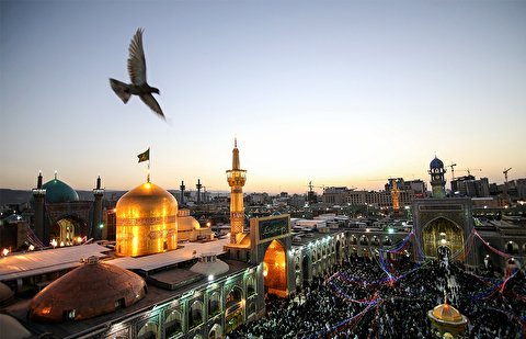 یک جوان فرانسوی در حرم مطهر امام رضا(علیه السلام ) مسلمان شد