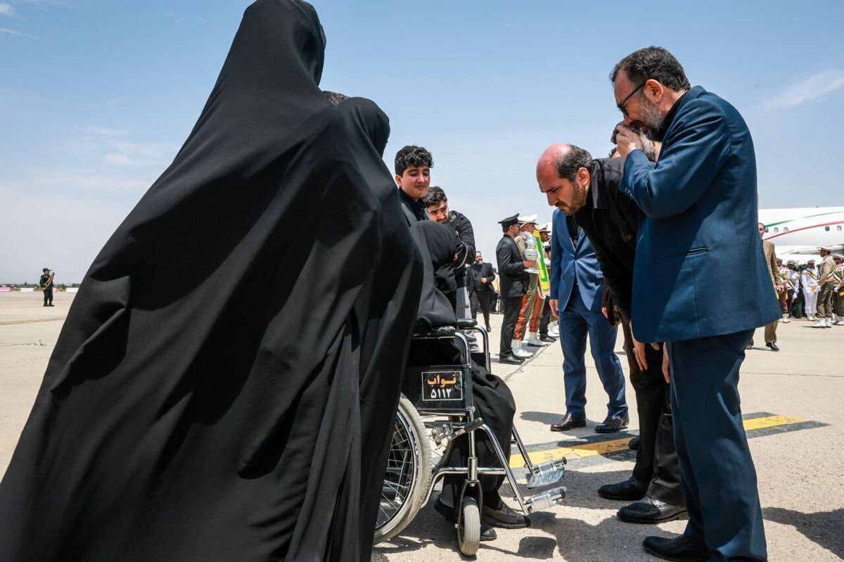 عکس / استقبال مادر رئیس جمهور از پیکر فرزندش در فرودگاه مشهد