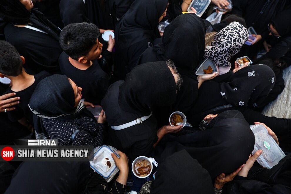 تصایری از نذر حلوا در چهارراه گلوبندک تهران