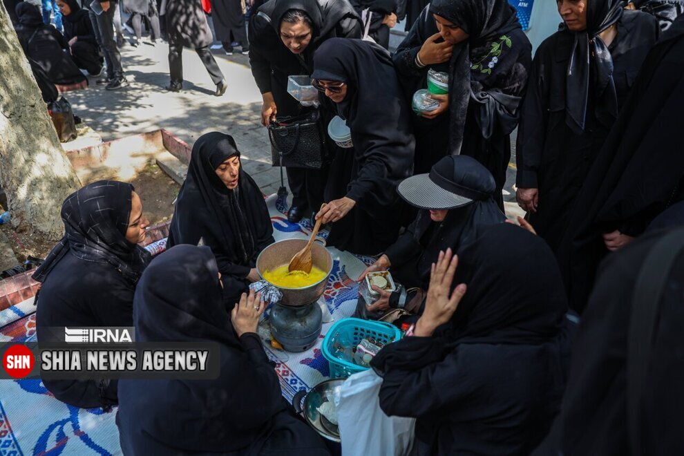 تصایری از نذر حلوا در چهارراه گلوبندک تهران