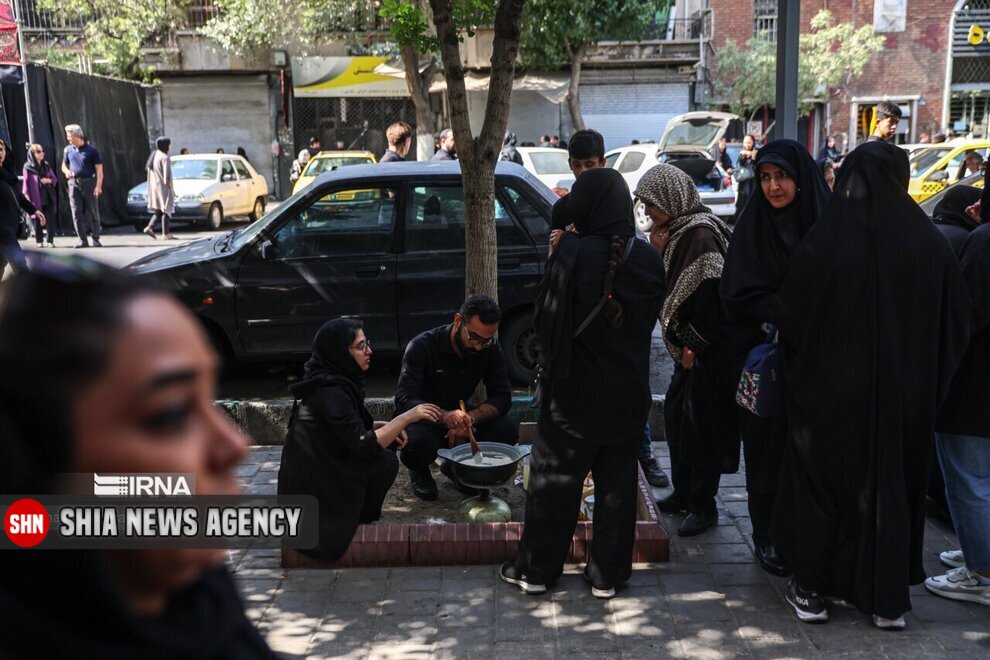 تصایری از نذر حلوا در چهارراه گلوبندک تهران