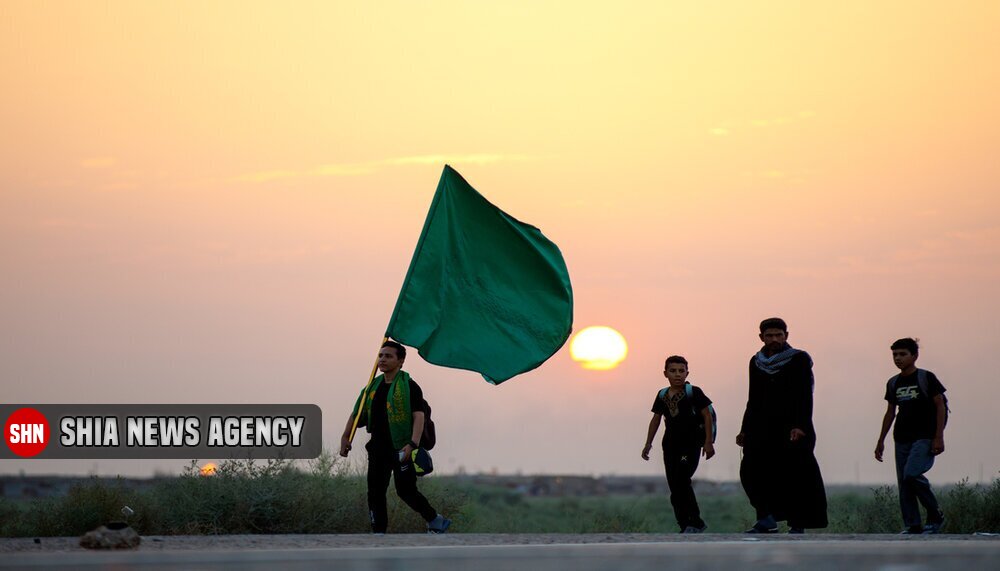 تصاویر/ پیاده روی زائران اربعین حسینی در هنگام طلوع آفتاب